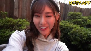 华裔小哥和漂亮女友客厅沙发上疯狂啪啪